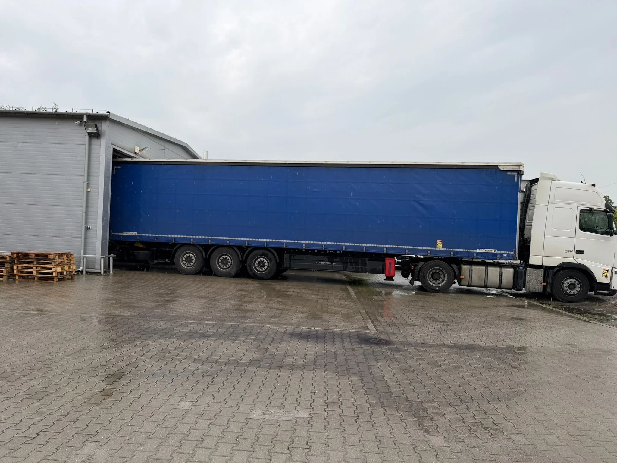 Paleta nieodebranych przesyłek — mix nieposortowany